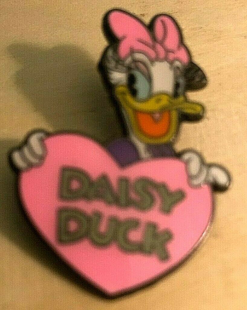 Disney Trading Pin - Daisy Duck Holding A Heart With Her Name On It